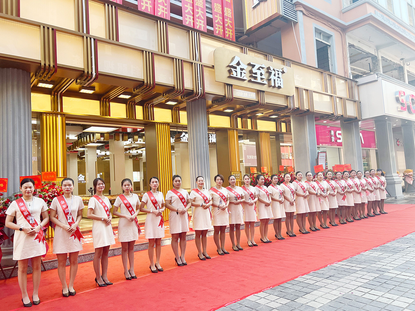 龙8-long8珠宝 | 第六代品牌旗舰店瞩目开业！乘风破浪创新高